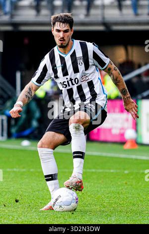 Almelo, Niederlande. November 2025. ALMELO, NIEDERLANDE - 2. NOVEMBER: Ivan Mesik von Heracles Almelo dribbelt während des niederländischen Eredivisie-Spiels zwischen Heracles Almelo und PEC Zwolle am 2. November 2025 in Erve Asito in Almelo, Niederlande. (Foto von Gabriel Calvino Alonso/Orange Pictures) Credit: Orange Pics BV/Alamy Live News Stockfoto