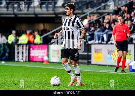 Almelo, Niederlande. November 2025. ALMELO, NIEDERLANDE - 2. NOVEMBER: Ivan Mesik von Heracles Almelo dribbelt während des niederländischen Eredivisie-Spiels zwischen Heracles Almelo und PEC Zwolle am 2. November 2025 in Erve Asito in Almelo, Niederlande. (Foto von Gabriel Calvino Alonso/Orange Pictures) Credit: Orange Pics BV/Alamy Live News Stockfoto