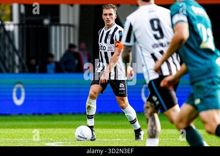Almelo, Niederlande. November 2025. ALMELO, NIEDERLANDE - 2. NOVEMBER: Damon Mirani von Heracles Almelo dribbelt während des niederländischen Eredivisie-Spiels zwischen Heracles Almelo und PEC Zwolle in Erve Asito am 2. November 2025 in Almelo, Niederlande. (Foto von Gabriel Calvino Alonso/Orange Pictures) Credit: Orange Pics BV/Alamy Live News Stockfoto