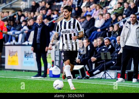 Almelo, Niederlande. November 2025. ALMELO, NIEDERLANDE - 2. NOVEMBER: Ivan Mesik von Heracles Almelo dribbelt während des niederländischen Eredivisie-Spiels zwischen Heracles Almelo und PEC Zwolle am 2. November 2025 in Erve Asito in Almelo, Niederlande. (Foto von Gabriel Calvino Alonso/Orange Pictures) Credit: Orange Pics BV/Alamy Live News Stockfoto