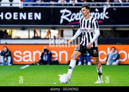 Almelo, Niederlande. November 2025. ALMELO, NIEDERLANDE - 2. NOVEMBER: Während des niederländischen Eredivisie-Spiels zwischen Heracles Almelo und PEC Zwolle bei Erve Asito am 2. November 2025 in Almelo, Niederlande. (Foto von Gabriel Calvino Alonso/Orange Pictures) Credit: Orange Pics BV/Alamy Live News Stockfoto