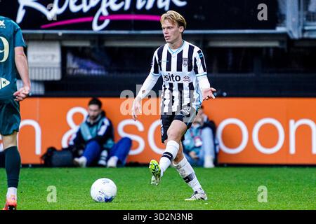 Almelo, Niederlande. November 2025. ALMELO, NIEDERLANDE - 2. NOVEMBER: Jan Zamburek von Heracles Almelo dribbelt während des niederländischen Eredivisie-Spiels zwischen Heracles Almelo und PEC Zwolle in Erve Asito am 2. November 2025 in Almelo, Niederlande. (Foto von Gabriel Calvino Alonso/Orange Pictures) Credit: Orange Pics BV/Alamy Live News Stockfoto
