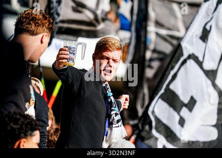 Almelo, Niederlande. November 2025. ALMELO, NIEDERLANDE - 2. NOVEMBER: Fans von Heracles Almelo feiern während des niederländischen Eredivisie-Spiels zwischen Heracles Almelo und PEC Zwolle am 2. November 2025 in Erve Asito in Almelo, Niederlande. (Foto von Gabriel Calvino Alonso/Orange Pictures) Credit: Orange Pics BV/Alamy Live News Stockfoto