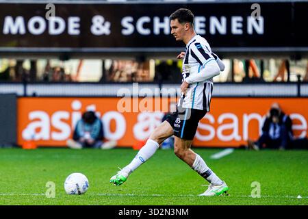 Almelo, Niederlande. November 2025. ALMELO, NIEDERLANDE - 2. NOVEMBER: Während des niederländischen Eredivisie-Spiels zwischen Heracles Almelo und PEC Zwolle bei Erve Asito am 2. November 2025 in Almelo, Niederlande. (Foto von Gabriel Calvino Alonso/Orange Pictures) Credit: Orange Pics BV/Alamy Live News Stockfoto