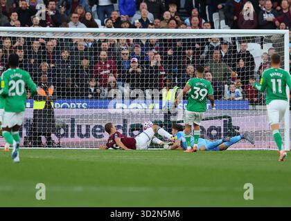 London Stadium, London, Großbritannien. November 2025. Premier League Football, West Ham United gegen Newcastle United; Tomas Soucek von West Ham United rutscht ein und erzielt in der 98. Minute das 3. Tor, um es 3-1 zu schaffen Stockfoto