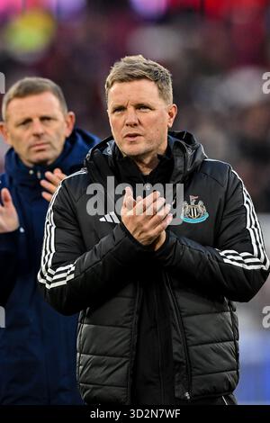 Manager Eddie Howe (Manager von Newcastle) applaudiert nach dem letzten Pfiff während des Spiels der Premier League zwischen West Ham United und Newcastle United im London Stadium, Stratford am Sonntag, den 2. November 2025. (Foto: Kevin Hodgson | MI News) Credit: MI News & Sport /Alamy Live News Stockfoto