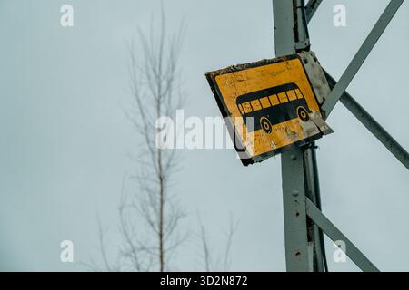 Altes verwittertes Bushalteschild an einem Metallpfosten Stockfoto