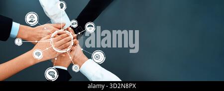 Dieses Bild zeigt ein Teamwork-Konzept mit verschiedenen Händen, umgeben von Ikonen, die Ethik und Werte in einem professionellen Unternehmen repräsentieren Stockfoto