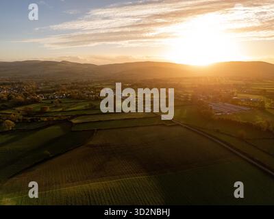 Wetter in Großbritannien: Klarer Himmel und eine frische Brise bei Sonnenuntergang über der Clwydian Range und dem ländlichen Flintshire mit Regen, der vom Met Office für die kommenden Tage bis zum Wochenende vorhergesagt wird, mit einem letzten Sonnenuntergang über dem Dorf Lixwm, bevor das nasse Wetter zurückkehrt, Nordwales 2. November 2025 , Flintshire, Wales ©DGDImages/Alamy Live News Stockfoto
