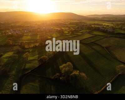 Wetter in Großbritannien: Klarer Himmel und eine frische Brise bei Sonnenuntergang über der Clwydian Range und dem ländlichen Flintshire mit Regen, der vom Met Office für die kommenden Tage bis zum Wochenende vorhergesagt wird, mit einem letzten Sonnenuntergang über dem Dorf Lixwm, bevor das nasse Wetter zurückkehrt, Nordwales 2. November 2025 , Flintshire, Wales ©DGDImages/Alamy Live News Stockfoto