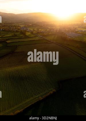 Wetter in Großbritannien: Klarer Himmel und eine frische Brise bei Sonnenuntergang über der Clwydian Range und dem ländlichen Flintshire mit Regen, der vom Met Office für die kommenden Tage bis zum Wochenende vorhergesagt wird, mit einem letzten Sonnenuntergang über dem Dorf Lixwm, bevor das nasse Wetter zurückkehrt, Nordwales 2. November 2025 , Flintshire, Wales ©DGDImages/Alamy Live News Stockfoto