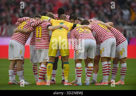 Köln, Deutschland. November 2025. FC Köln Team-Huddle, Motivation, Verschwörung, Bundesliga Fußball, Spieltag 9, FC Köln (K) gegen HSV Hamburg (HH) am 2. November 2025 in Köln. #DFL-Vorschriften verbieten die Verwendung von Fotos als Bildsequenzen und/oder Quasi-Video # Credit: dpa/Alamy Live News Stockfoto