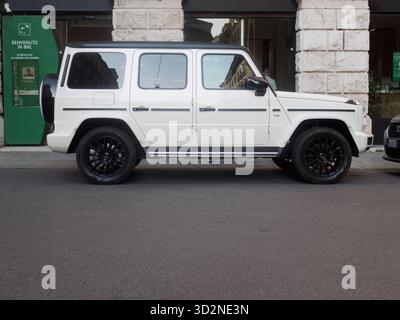 Cremona, Italien 14. August 2025 Weißer Mercedes Benz G-Klasse-SUV parkte auf einer Stadtstraße und zeigte seinen Luxus und seine Geländegängigkeit in einem urbanen e Stockfoto