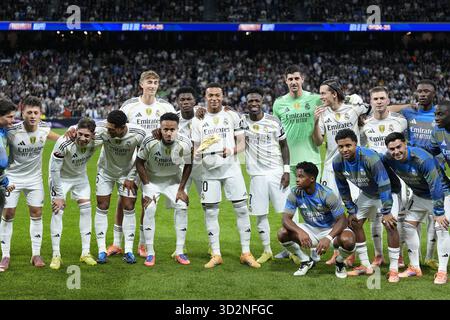 Kylian Mbappe von Real Madrid CF posiert zum Foto mit der Trophäe Goldener Stiefel während des spanischen Meisterschaftsspiels der LaLiga zwischen Real Madrid und Valencia CF am 1. November 2025 im Santiago Bernabeu Stadion in Madrid Stockfoto