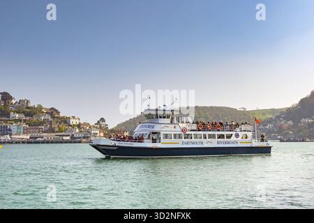 Kingswear, Devon, England, Großbritannien - 24. April 2025: Touristenboot auf dem Fluss Dart zwischen Dartmouth und Kingswear Stockfoto