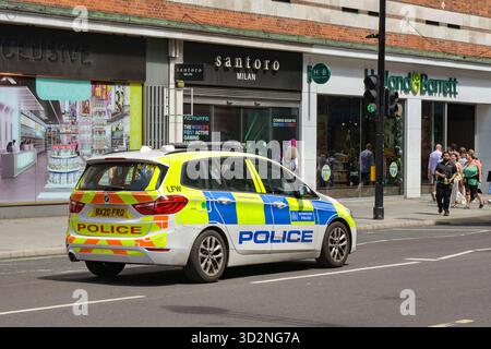 London, England, Großbritannien - 4. Juli 2025: Polizeiauto der Metropolitan Police Force fährt auf der Oxford Street im Zentrum von London Stockfoto