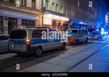 Leipzig - nach Angriff in Waschsalon in Connewitz: Polizei nimmt Tatverdächtigen in Brandenburg fest 24.10.2025 gegen 21,50 Uhr Leipzig-Connewitz, Wolfgang-Heinze-Straße PM Polizeidirektion Leipzig, 30.10.2025: Am Freitagabend, den 24.10.2025, fuhr eine 42-jährige Frau mit der Bus-Linie 70 von der Endhaltestelle in Markkleeberg bis zur Haltestelle Mathildenstraße in Leipzig-Connewitz. Dort stieg sie aus und lief zum SB-Waschsalon auf der Wolfgang-Heinze-Straße 11. Bei sich trug sie zwei große Taschen, in denen sich ihre Wäsche befand. Bereits im Bus näherte sich der 42-Jährigen ein unbekannter Stockfoto
