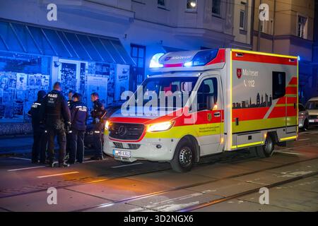 Leipzig - nach Angriff in Waschsalon in Connewitz: Polizei nimmt Tatverdächtigen in Brandenburg fest 24.10.2025 gegen 21,50 Uhr Leipzig-Connewitz, Wolfgang-Heinze-Straße PM Polizeidirektion Leipzig, 30.10.2025: Am Freitagabend, den 24.10.2025, fuhr eine 42-jährige Frau mit der Bus-Linie 70 von der Endhaltestelle in Markkleeberg bis zur Haltestelle Mathildenstraße in Leipzig-Connewitz. Dort stieg sie aus und lief zum SB-Waschsalon auf der Wolfgang-Heinze-Straße 11. Bei sich trug sie zwei große Taschen, in denen sich ihre Wäsche befand. Bereits im Bus näherte sich der 42-Jährigen ein unbekannter Stockfoto