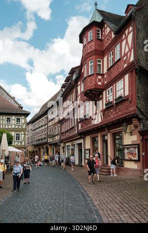 Miltenberg, Bayern, Deutschland - 11.07.2024: Verschiedene Menschen spazieren durch die Altstadt von Miltenberg mit den bunten Fachwerkhäusern. Stockfoto