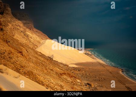 Entdecken Sie die atemberaubende Schönheit der Küste von Socotra Island, während die Wellen sanft gegen Sandstrände unter einem Dämmerungshimmel krachen. Stockfoto