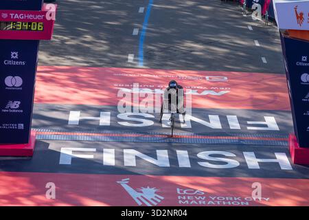 New York, USA. November 2025. David Weir aus Großbritannien gewann den 2. Platz NYC TCS Marathon in der professionellen Herren-Rollstuhl-Division mit der Zeit 1:34:09 über die Ziellinie im Central Park in New York, NY am 2. November 2025. Quelle: lev Radin/Alamy Live News Stockfoto