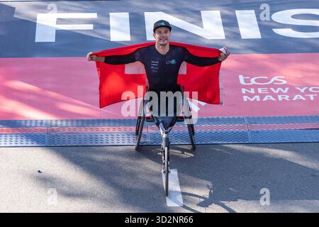 New York, USA. November 2025. Marcel Hug aus der Schweiz Sieger des 1. Platzes des NYC TCS Marathon in der professionellen Herren-Rollstuhl-Division posiert am 2. November 2025 im Central Park in New York, NY. Quelle: lev Radin/Alamy Live News Stockfoto
