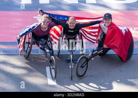 New York, USA. November 2025. Tatyana McFadden aus den USA Siegerin des 2. Platzes, Susannah Scaroni aus den USA Siegerin des 1. Platzes, Catherine Debrunner aus der Schweiz Siegerin des 3. Platzes des NYC TCS Marathons in der professionellen Rollstuhl-Division für Frauen am 2. November 2025 im Central Park in New York, NY. Quelle: lev Radin/Alamy Live News Stockfoto