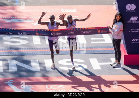 New York, USA. November 2025. Benson Kipruto pf Kenia Sieger des 1. Platzes mit der Zeit 2:08:09 und Alexander Mutiso aus Kenia Sieger des 2. Platzes mit der Zeit 2:08:09 knapp hinter der .03 Sekunden überquerten NYC TCS Marathon in der offenen Liga der Profis-Männer im Central Park in New York, NY am 2. November 2025. Quelle: lev Radin/Alamy Live News Stockfoto