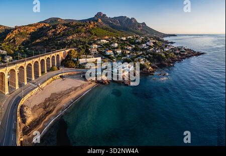 Panoramablick auf das Antheor Viadukt in den Esterel Bergen in der Nähe von Saint Raphael, die französische Riviera, das Mittelmeer und Luxusvillen Stockfoto