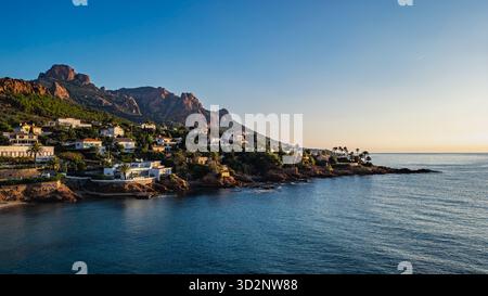 Panoramablick auf das Esterel-Gebirge in der Nähe von Saint Raphael, französische Riviera, mit Blick auf das Mittelmeer und luxuriöse Villen entlang der Cote dazu. Stockfoto