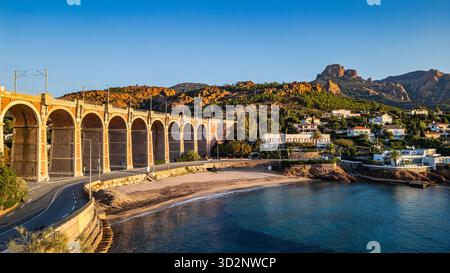 Panoramablick auf das Antheor Viadukt in den Esterel Bergen in der Nähe von Saint Raphael, die französische Riviera, das Mittelmeer und Luxusvillen Stockfoto
