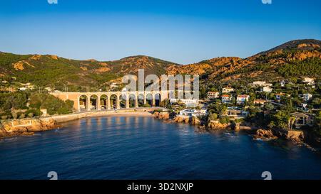 Panoramablick auf das Antheor Viadukt in den Esterel Bergen in der Nähe von Saint Raphael, die französische Riviera, das Mittelmeer und Luxusvillen Stockfoto