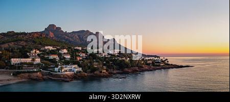 Panoramablick auf das Esterel-Gebirge in der Nähe von Saint Raphael, französische Riviera, mit Blick auf das Mittelmeer und luxuriöse Villen entlang der Cote dazu. Stockfoto
