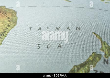 Die Nahaufnahme einer antiken Weltkarte mit Schwerpunkt auf Tasmanien zeigt Landmassen und Gewässer in stilisierten Farben, mit Textetiketten für Tasmanien und Au Stockfoto