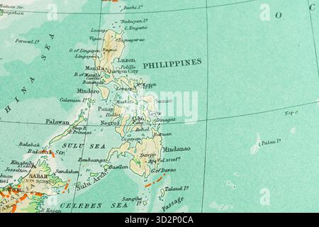 Nahaufnahme einer antiken oder alten Weltkarte mit Schwerpunkt auf Südostasien, die verschiedene Länder wie Philippinen, Indonesien, Malaysia, Brunei, lan zeigt Stockfoto