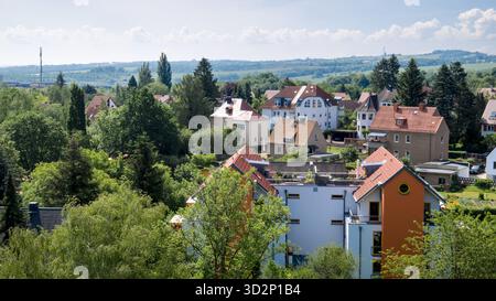 Blick vom Fichteturm mit Blick auf Dresden, umgeben von Grün und fernem Horizont. Stockfoto