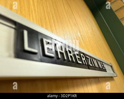 Nahaufnahme eines alten Lehrerbüros im deutschen Lehrerzimmer-Schild an einer hölzernen Schultür. Symbol für Bildung, Autorität, Lernumgebung und die Stockfoto
