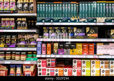 London UK, 02. November 2025, Auswahl an beliebten getrockneten Instant-Kaffeegranulaten und Kaffeepads Stockfoto