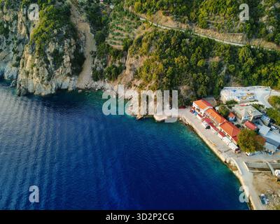 Aus der Vogelperspektive eines orthodoxen Klosters auf dem Berg Athos, Griechenland, mit Blick auf die Ägäis. Stockfoto