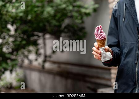 Genießen Sie an einem sonnigen Tag im Freien ein köstliches Eis Stockfoto