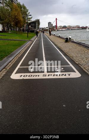 100 m lange Freiluft-Sprintstrecke entlang des Flusses in Rotterdam Stockfoto
