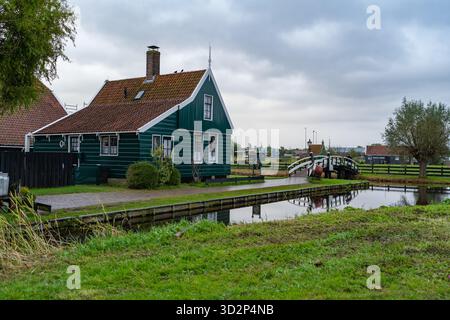 Traditionelles grünes holländisches Haus und Fußgängerbrücke in Zaanse Schans Stockfoto