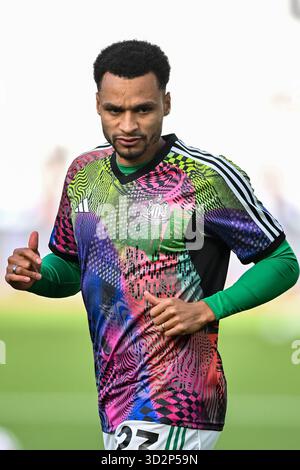 Jacob Murphy (23 Newcastle) wärmt sich vor dem Spiel der Premier League zwischen West Ham United und Newcastle United am Sonntag, den 2. November 2025, im London Stadium in Stratford auf. (Foto: Kevin Hodgson | MI News) Credit: MI News & Sport /Alamy Live News Stockfoto