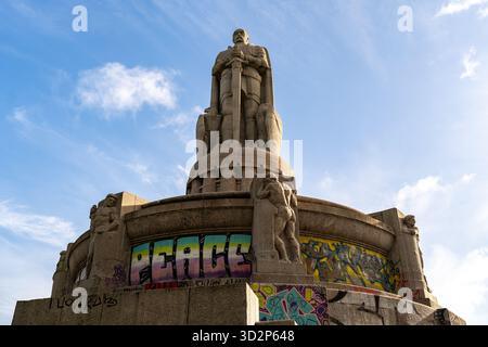 Bismarck-Denkmal mit Graffiti, Hamburg, Deutschland, 10.10.2025 Stockfoto