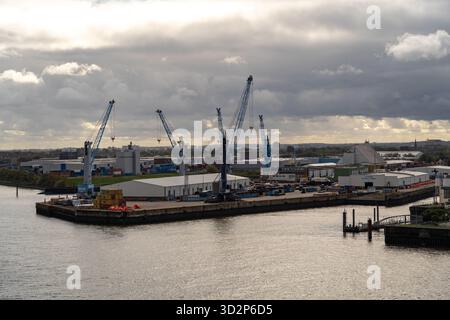 Industriehafengelände mit Kränen in Hamburg, 09.10.2025 Stockfoto