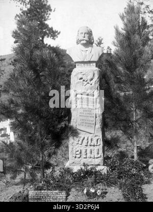 Grabstein auf Wild Bill Hickoks Grab, „Wild Bill's Monument“. James B. Hickoc [d. h. Hickok], alias „Wild Bill“, geboren am 27. Mai 1837 in Homer, Illinois. Getötet von Jack McCall in Deadwood, S.D., 2. August 1876, wo seine Leiche jetzt liegt Stockfoto