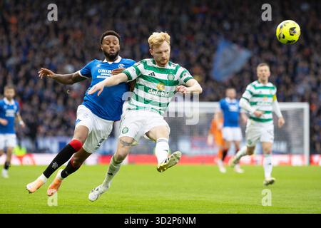 Glasgow, Großbritannien. November 2025. Celtic spielte im Halbfinale des Premier Sports Cup im Hampden Park in Glasgow, Schottland. Das Endresultat nach der Verlängerung war Celtic 3:1 Rangers. Celtic spielt nun im Finale gegen St. Mirren FC. Bild einer Liam-Skala (C5), die Youssef Chermiti (R9) zum Ball schlägt. Quelle: Findlay/Alamy Live News Stockfoto