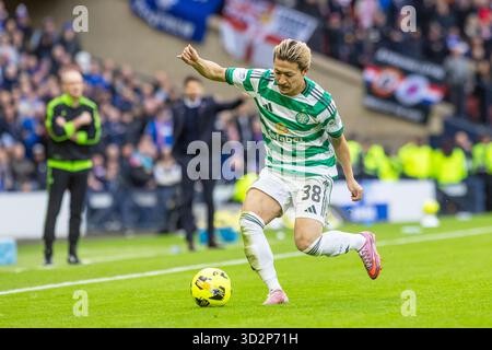 Glasgow, Großbritannien. November 2025. Celtic spielte im Halbfinale des Premier Sports Cup im Hampden Park in Glasgow, Schottland. Das Endresultat nach der Verlängerung war Celtic 3:1 Rangers. Celtic spielt nun im Finale gegen St. Mirren FC. Daizen Maeda (C38) läuft mit dem Ball. Quelle: Findlay/Alamy Live News Stockfoto