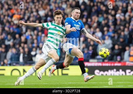 Glasgow, Großbritannien. November 2025. Celtic spielte im Halbfinale des Premier Sports Cup im Hampden Park in Glasgow, Schottland. Das Endresultat nach der Verlängerung war Celtic 3:1 Rangers. Celtic spielt nun im Finale gegen St. Mirren FC. Johnny Kenny (c24) und John Souttar (R5) treten um den Ball an.Credit: Findlay/Alamy Live News Stockfoto