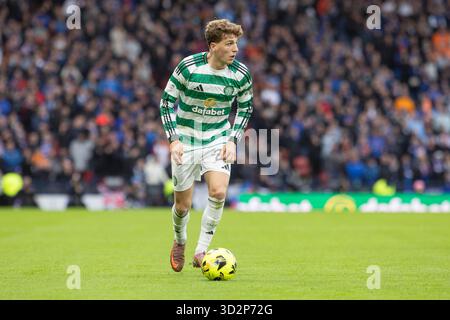 Glasgow, Großbritannien. November 2025. Celtic spielte im Halbfinale des Premier Sports Cup im Hampden Park in Glasgow, Schottland. Das Endresultat nach der Verlängerung war Celtic 3:1 Rangers. Celtic spielt nun im Finale gegen St. Mirren FC. Arne Engels (C27) mit dem Ball. Quelle: Findlay/Alamy Live News Stockfoto